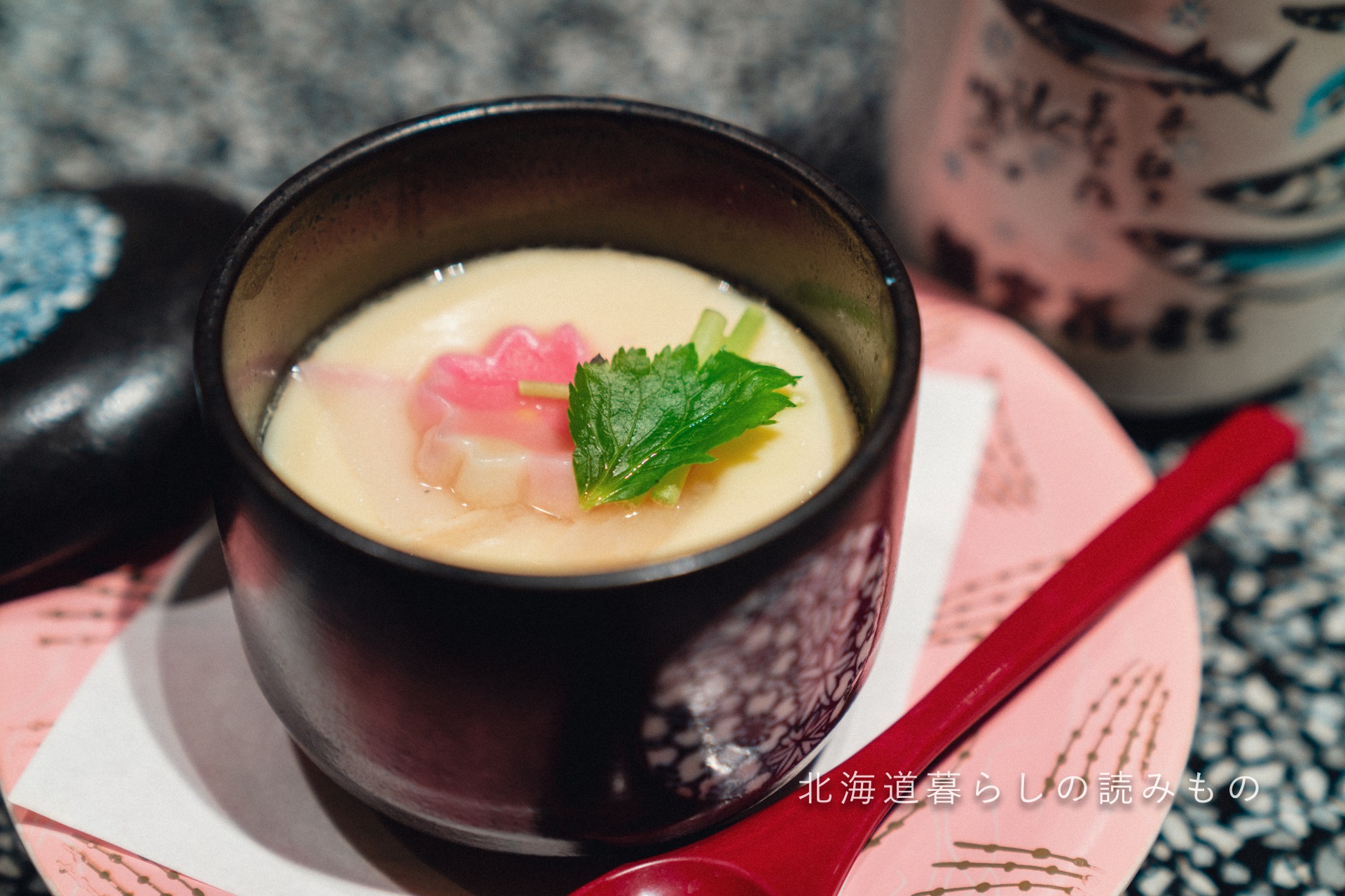 迴轉壽司根室花丸的菜單上的「Traditional Japanese Steamed Egg Custard」