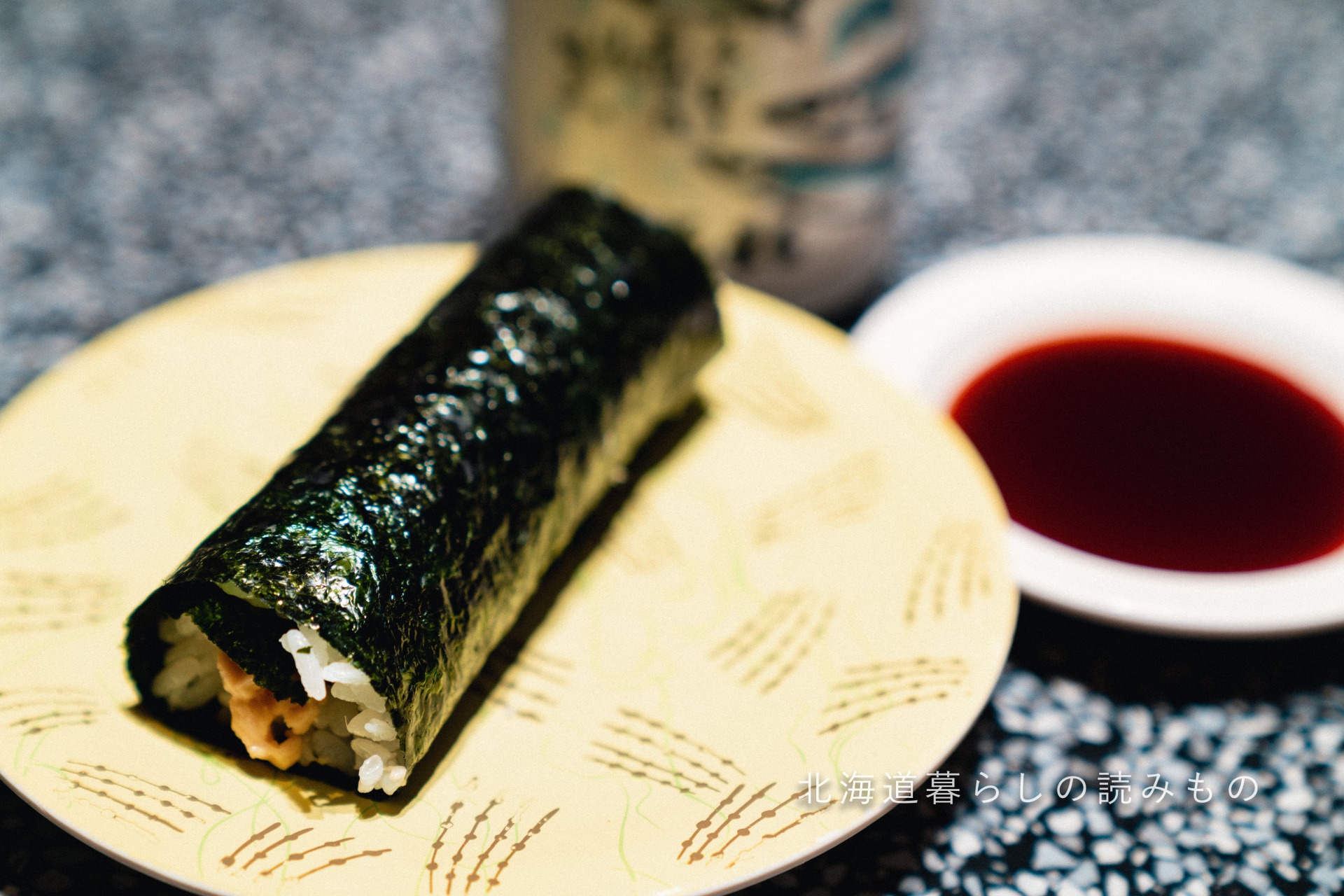 迴轉壽司根室花丸的菜單上的「Natto Roll with Grated Wasabi」