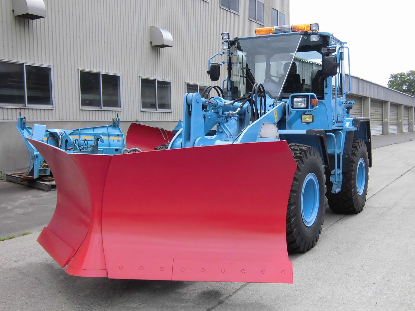 札幌市の除雪機械 タイヤショベル（除雪ドーザ）