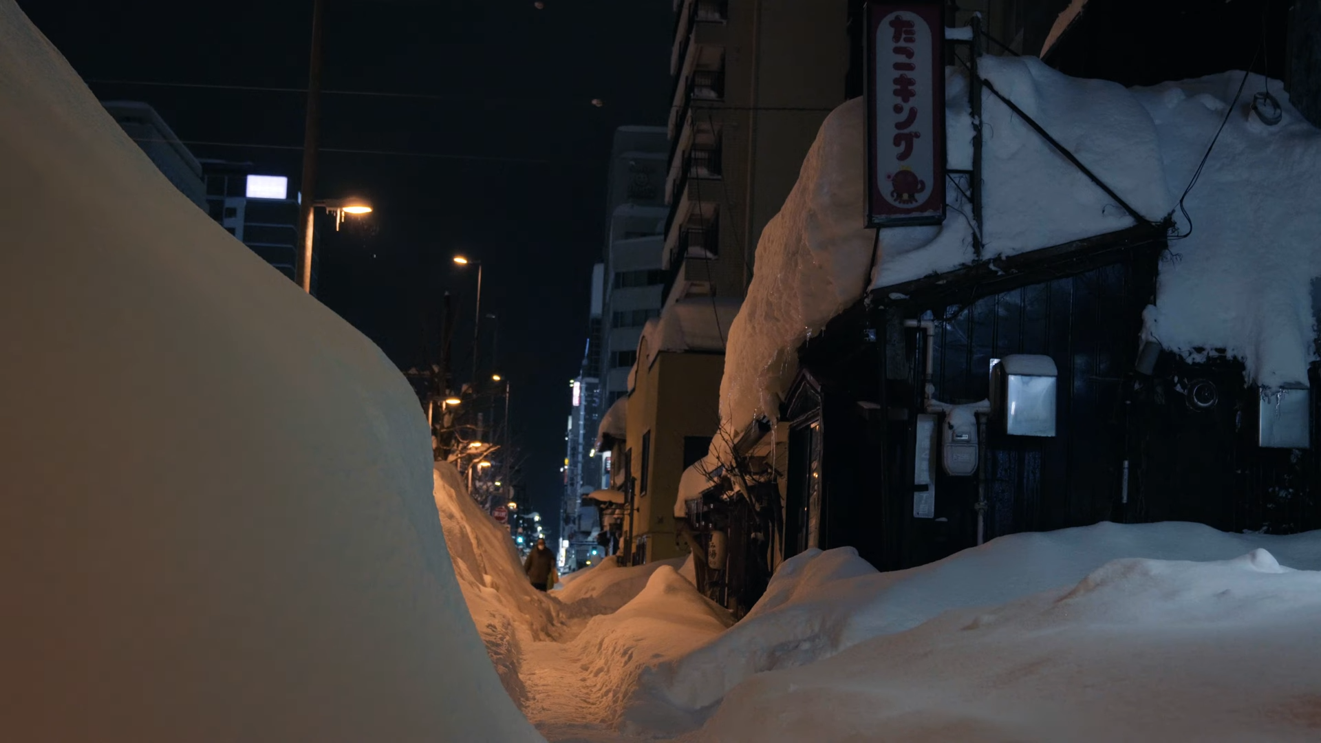 札幌の雪が降り積もる歩道