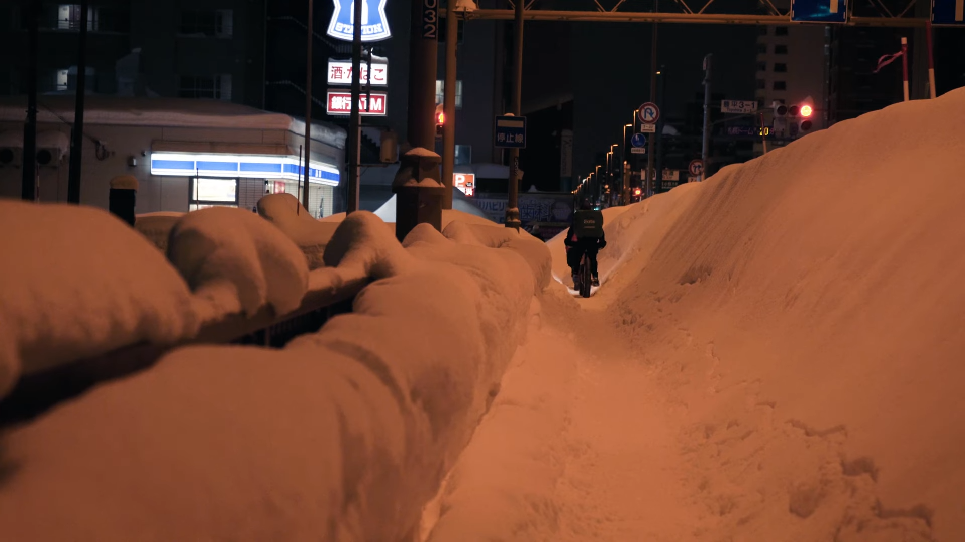 札幌の雪が降り積もる歩道
